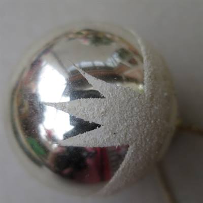 Sølvfarvet flot julekugle, dia: 6,5 cm.